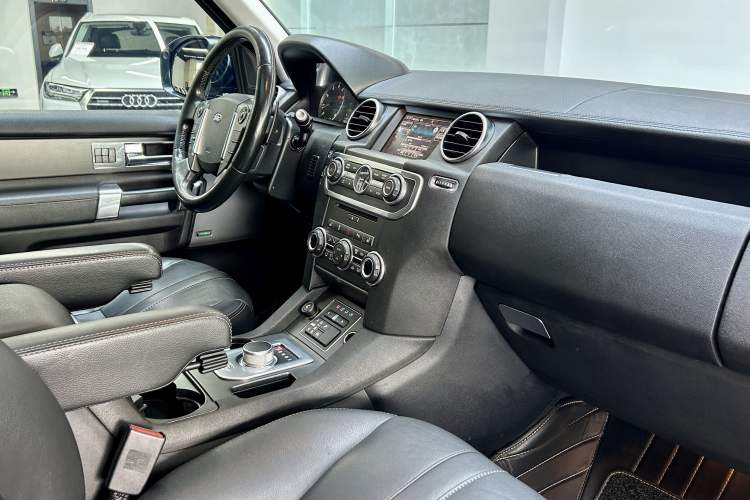 Used Land Rover Discovery 2015 3.0 SC V6 HSE Interior 5