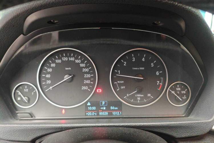 Used BMW 3 Series 2016 320i Fashion Model Odometer Close Up