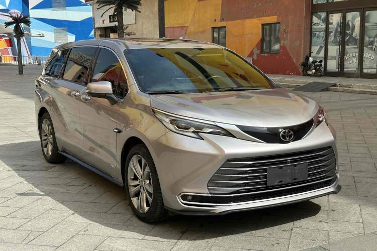 Used Toyota Sienna 2024 2.5L Hybrid Luxury Edition
