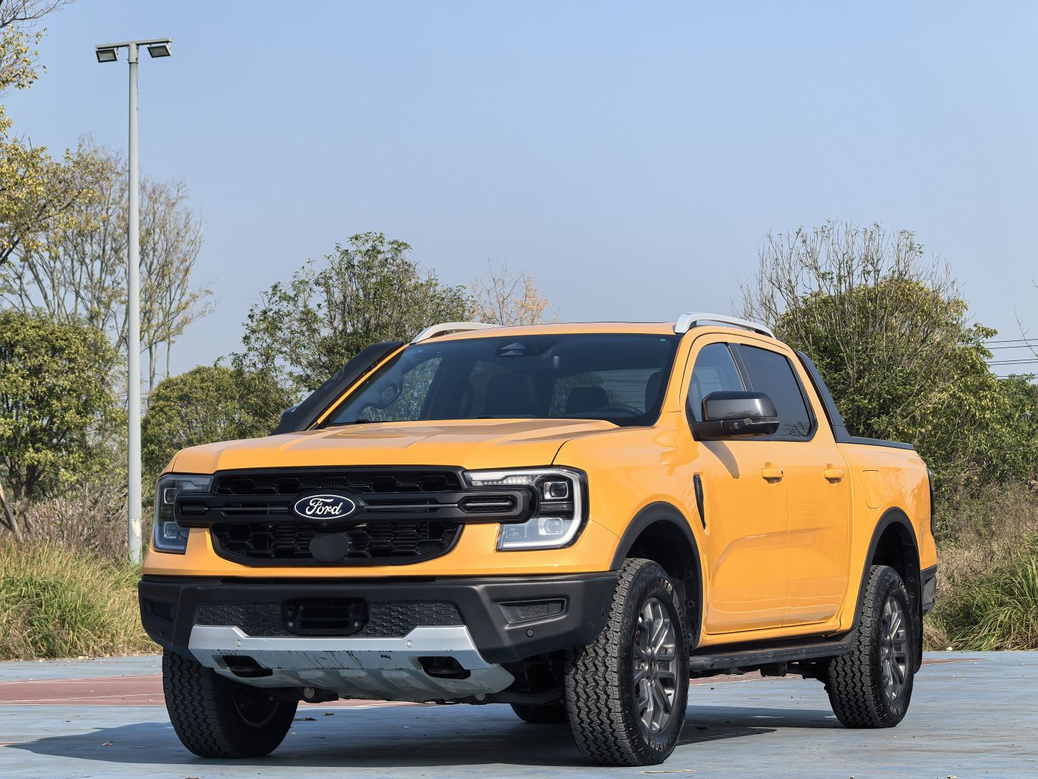 Под передней частью автомобиля