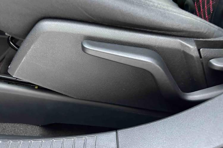 Used Jeep Compass 2015 2.0L two-wheel drive sport version Interior 8