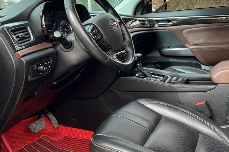 Used GAC Trumpchi GS8 2017 320T Two-Wheel Drive Luxury Smart Connectivity Version (7 Seats) Interior 1