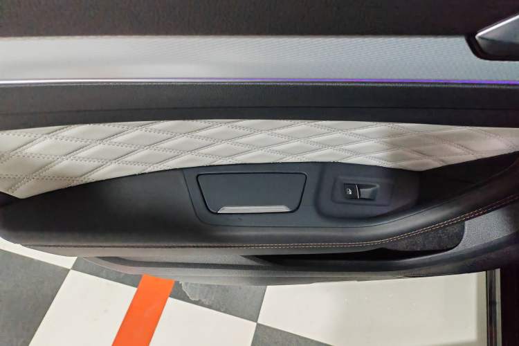 Used Volkswagen Magotan 2024 2 Million Units Zhongxiang Version 330TSI DSG Luxury Edition Interior 9