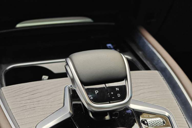 Used Chery Tiggo 8 PLUS 2024 Champion Edition 290TGDI DCT Deluxe Version 7-Seater Gear Lever