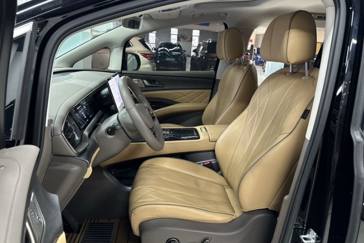 Used Denza D9 2022 DM-i 1040 Prestige Model