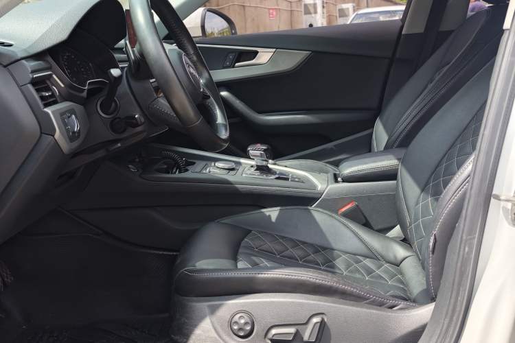 Used Audi A4L 2019 40 TFSI Ambition China VI Left Front Seat