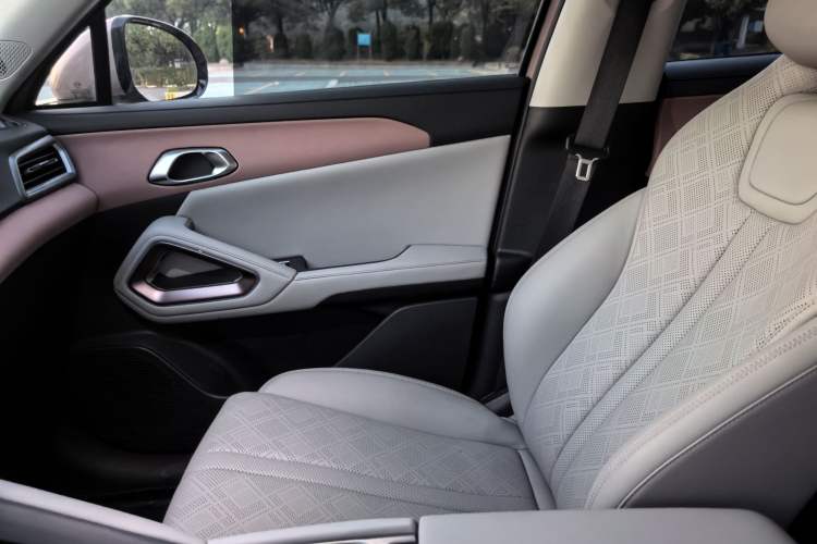 Used BYD Yuan UP 2024 401KM Leading Edition Interior 8