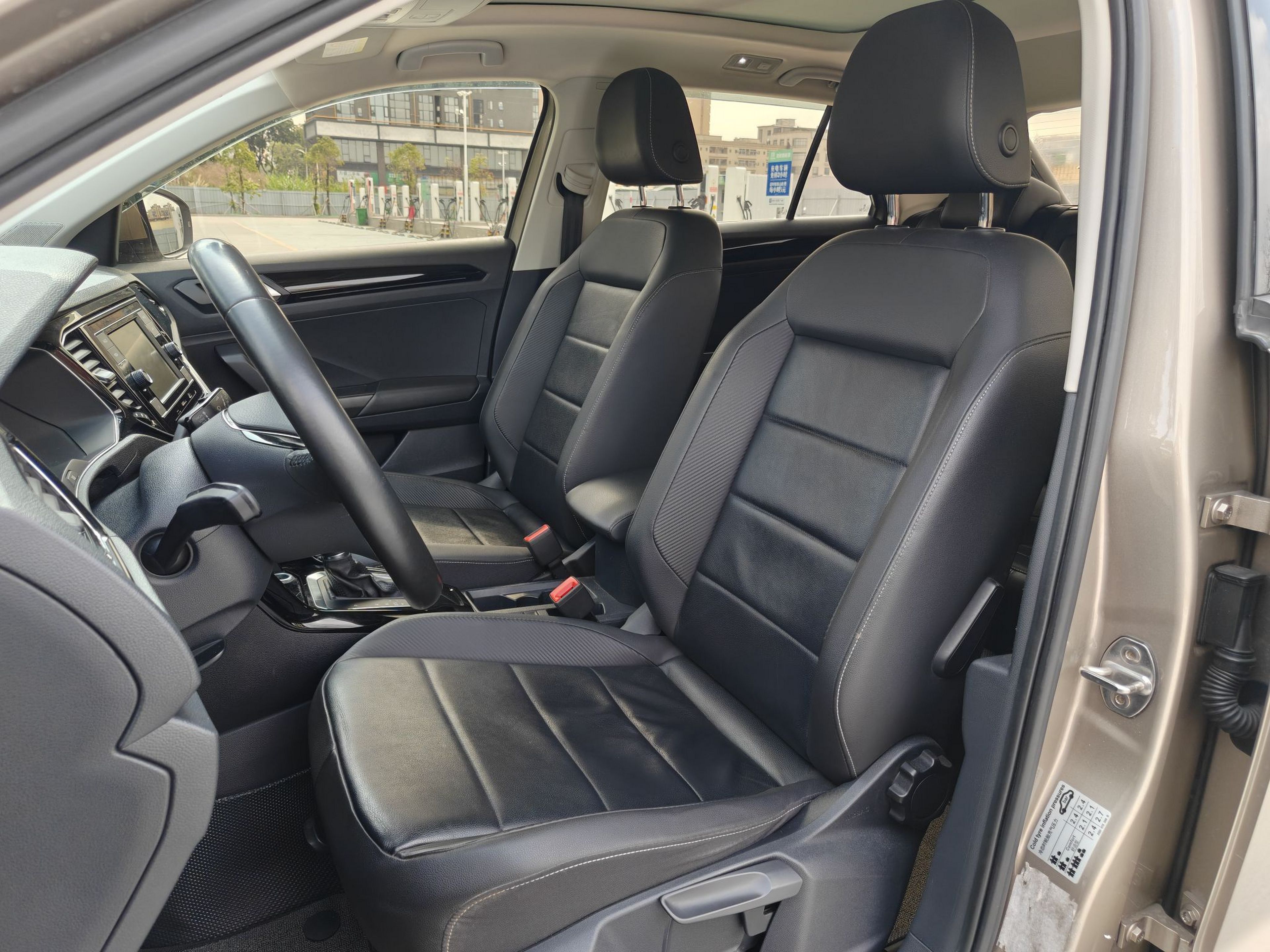 المقاعد الأمامية داخل السيارة