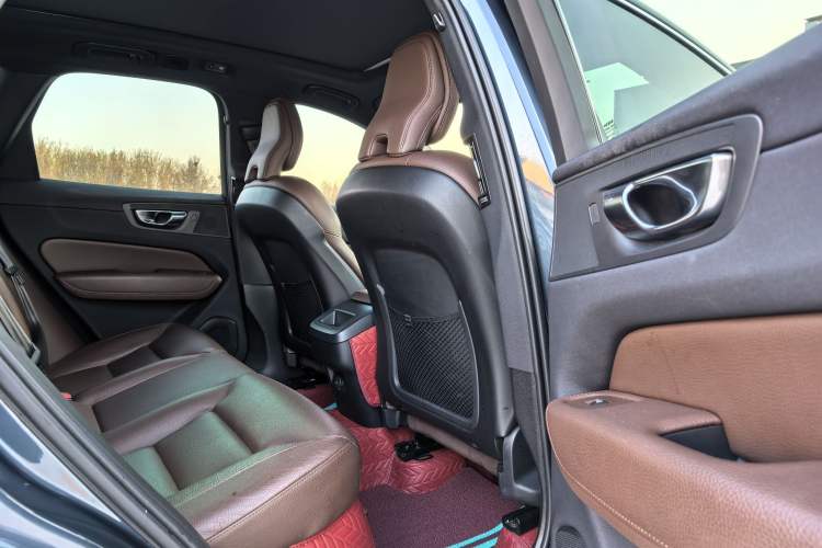 Used Volvo XC60 2021 T5 4x4 Smart Luxury Edition Interior 3