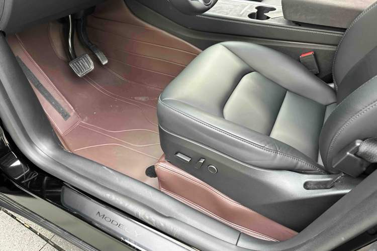 Used Tesla Model Y 2023 Rear-Wheel-Drive Version
