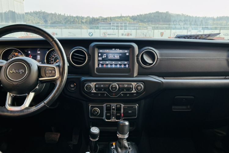 Used Jeep Wrangler 2019 2.0T Sahara Four-Door Version China VI Emission Standard
