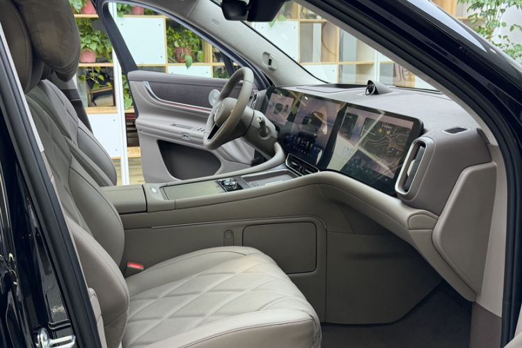 Used Hima AITO M9 2025 Extended-Range Ultra Version 52 kWh 6-Seater Interior 1