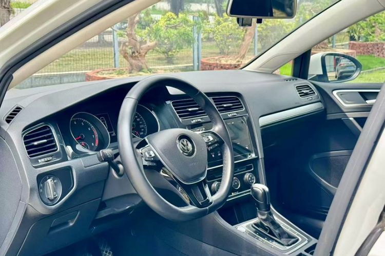 Used Volkswagen Golf 2020 Zhiai Edition 200TSI DSG Comfortable & Ambitious Version Interior 2