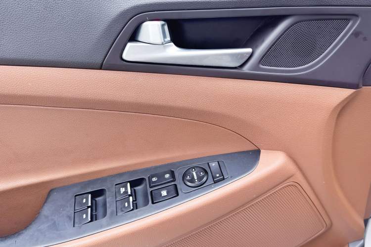 Used Hyundai Tucson 2015 1.6T Dual-Clutch Two-Wheel-Drive Smart Model Interior 6