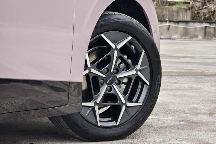 Used Lynk & Co Z20 2025 530 km Range Rear-Wheel Drive Max
