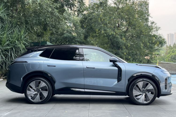 Used Lynk & Co 08 EM-P 2025 220 km All-Wheel-Drive Performance Halo Exterior 2