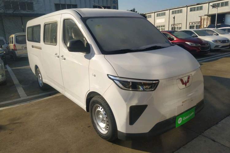 Used Wuling Yangguang 2024 300km Comfort-Grade Passenger Van 60kW