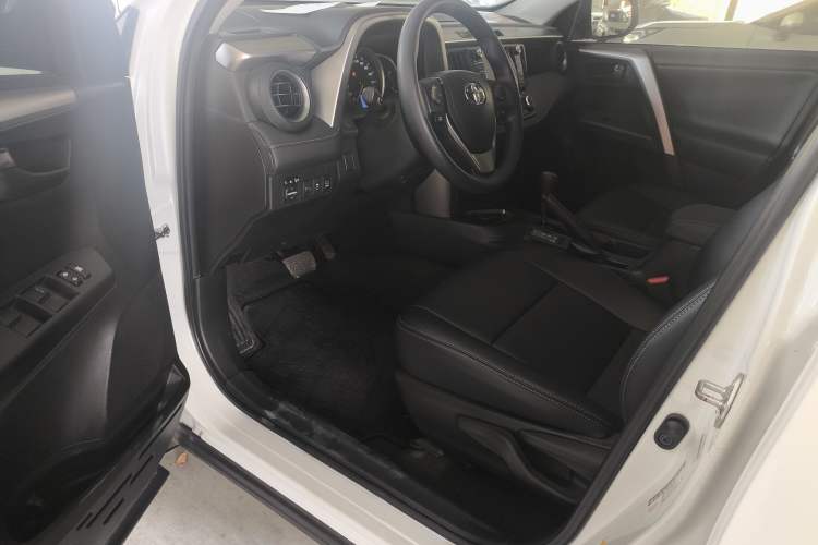 Used Toyota RAV4 2016 2.0L CVT Two-Wheel Drive Fashion Edition China V Standard