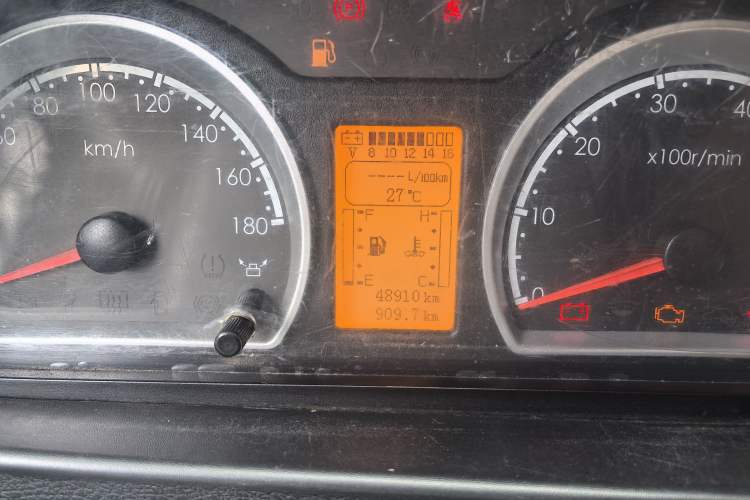 Used Dongfeng Yufeng Yufeng 2021 2.5T V9 Value-Added Logistics Vehicle Short Wheelbase Mid-Roof Design 5-9 Seater China V Emission Standard ZD25
