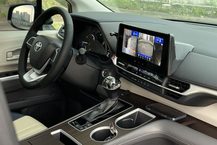 Used Toyota SIENNA 2024 2.5L Hybrid Comfort Edition Audio And AC Panel