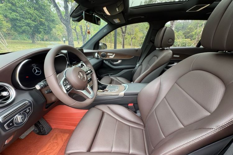 Used Mercedes-Benz GLC 2022 Facelift GLC 260 L 4MATIC Luxury Edition Left Front Seat