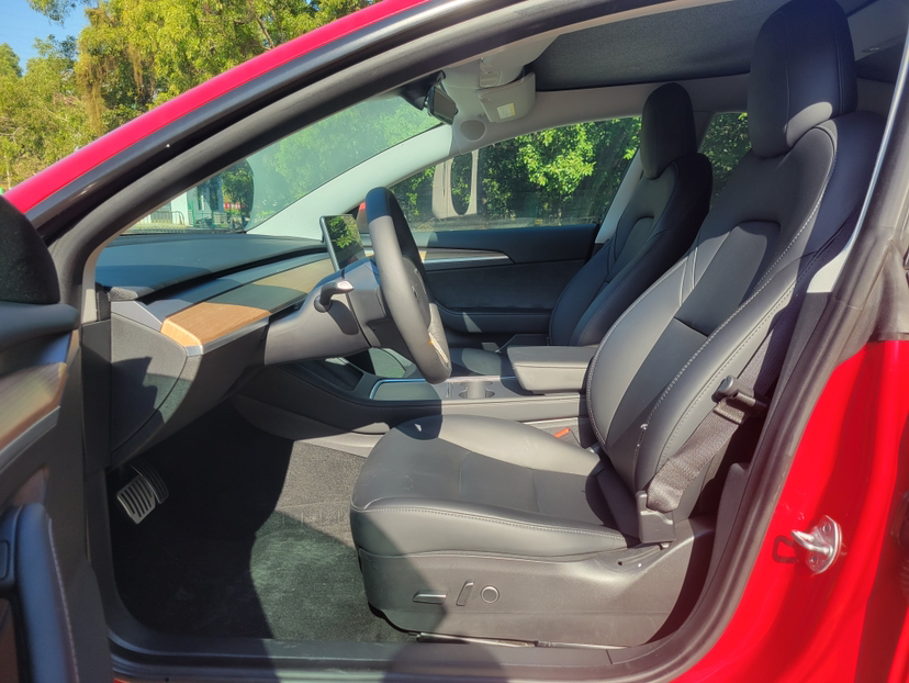 Переднее сиденье в автомобиле