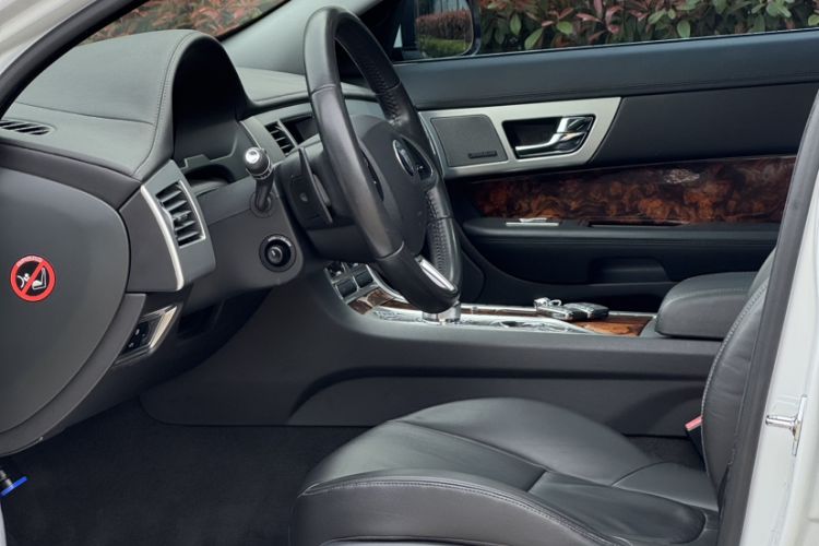 Used Jaguar XF 2014 XF 2.0T Luxury Edition Interior 8