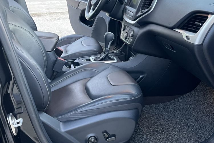 Used Jeep Cherokee 2016 2.4L Professional Smart Version Interior 5