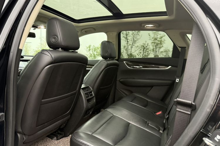 Used Cadillac XT5 2018 25T Luxury Model Interior 2