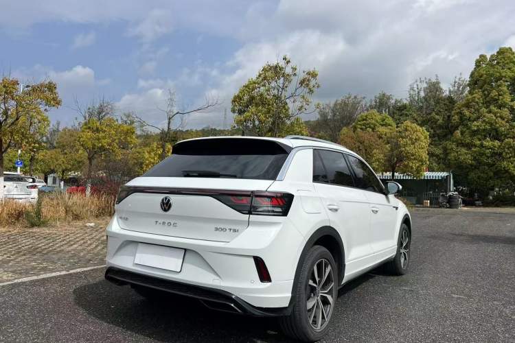 Used Volkswagen T-ROC 2025 Facelift Model 2 300TSI DSG Two-Wheel Drive Chenguang Edition
