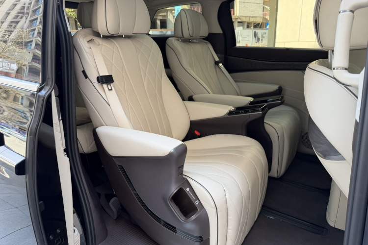 Used Denza D9 2024 DM-i 1050 Luxury Model