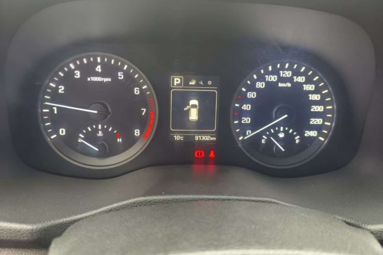 Used Hyundai Tucson 2015 1.6T Dual-Clutch Two-Wheel-Drive Smart Model Odometer Close Up