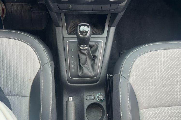 Used Skoda Yeti 2017 TSI280 DSG Advanced Edition Gear Lever