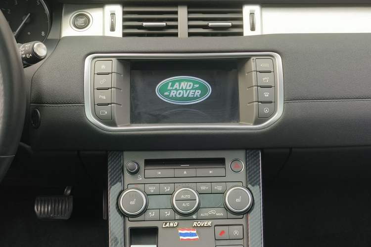 Used Land Rover Range Evoque 2016 2.0T SE Smart Glow Edition Audio And AC Panel