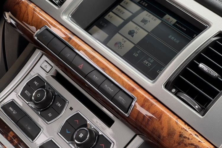 Used Jaguar XF 2014 XF 2.0T Luxury Edition Audio And AC Panel