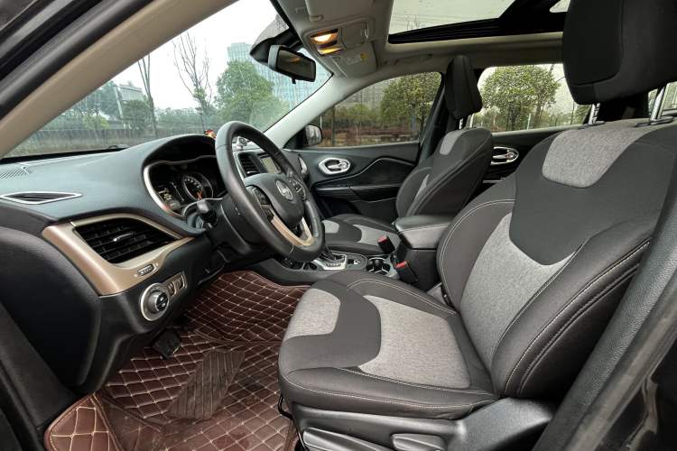 Used Jeep Cherokee 2016 2.0L Leading Edition Interior 2