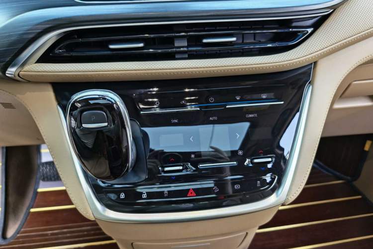 Used Buick GL8 2021 ES Landtrek 653T Luxury Model Audio And AC Panel