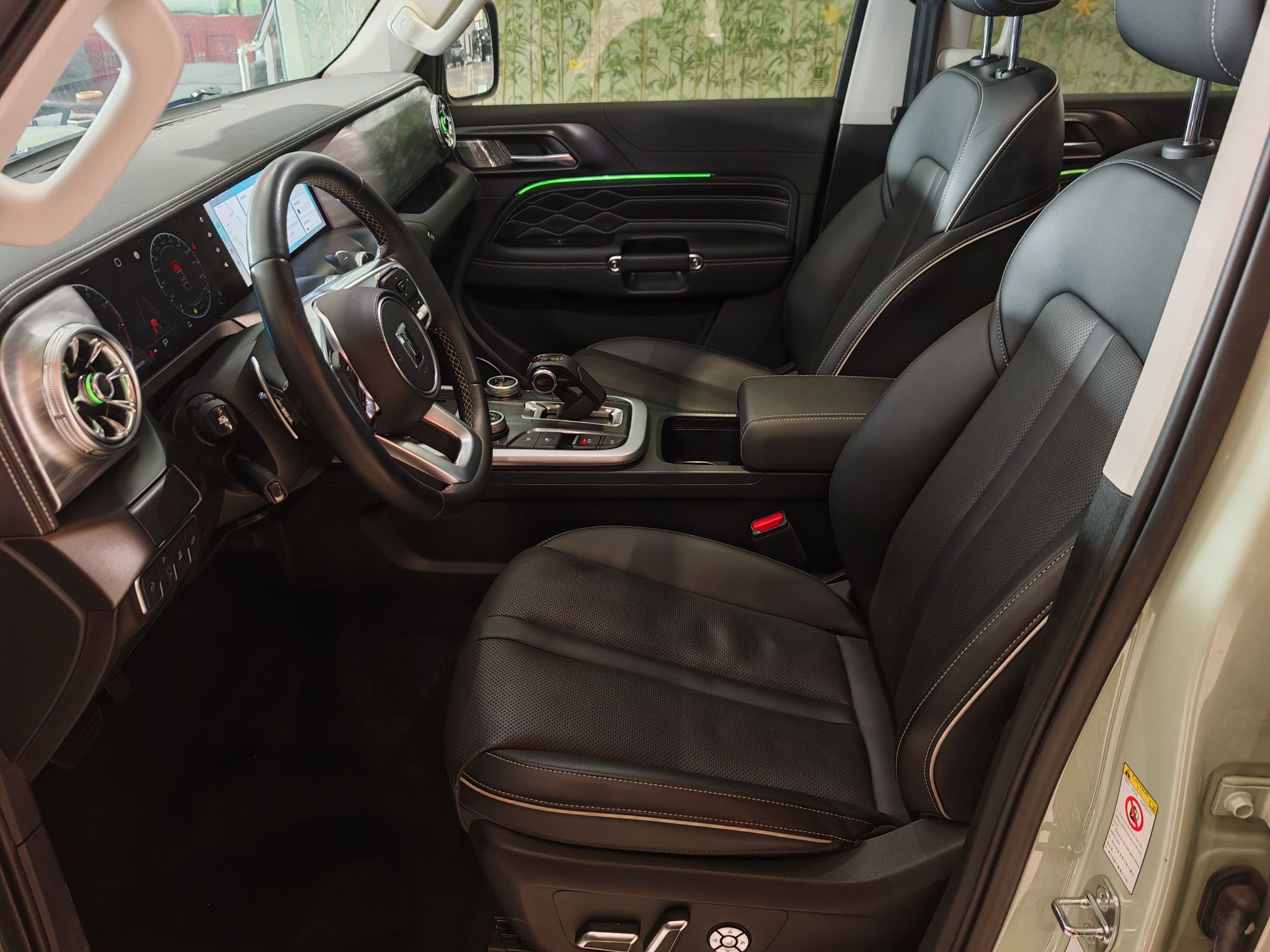 المقاعد الأمامية داخل السيارة