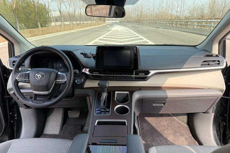 Used Toyota Sienna 2023 2.5L Hybrid Comfort Edition