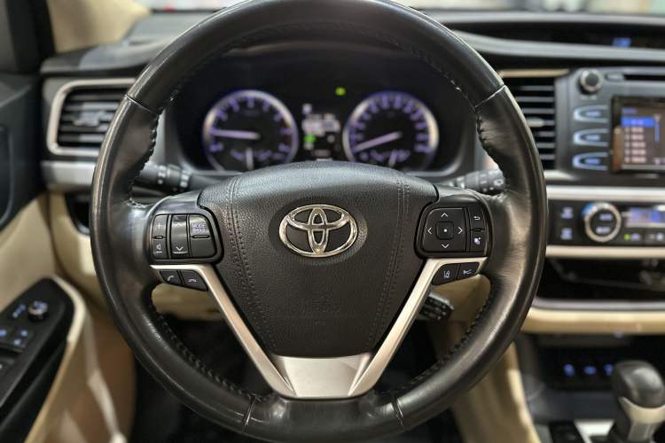 Used Toyota Highlander 2018 2.0T Four-Wheel Drive Luxury Edition 7 Seats China V Emission Standard Interior 7