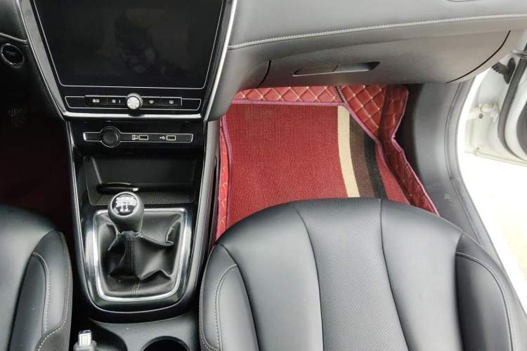 Used Roewe i5 2020 1.5L Manual 4G Connect Leehao Flagship Edition Interior 2