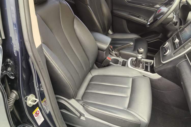 Used BYD Song MAX 2017 1.5T Manual Smart Connect Luxury 7-Seater Interior 2