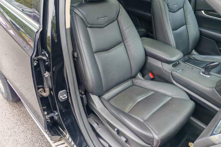 Used Cadillac XT5 2018 25T Luxury Model Right Front Seat