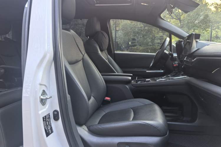 Used Toyota Sienna 2023 2.5L Hybrid Deluxe Edition