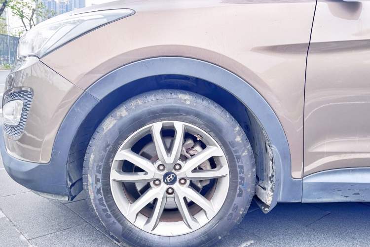 Used Hyundai Santa Fe 2013 Revised Version 2.4L Automatic All-Wheel Drive Luxury Trim
