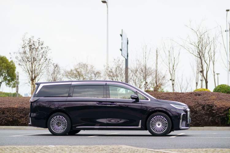 Used VOYAH Dream 2025 PHEV Four-Wheel Drive Prestige Kunpeng Edition
