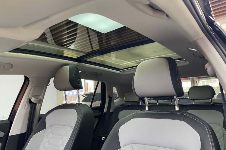 Used Volkswagen Tayron 2024 330TSI Two-Wheel Drive R-Line High-Energy Version Interior 3