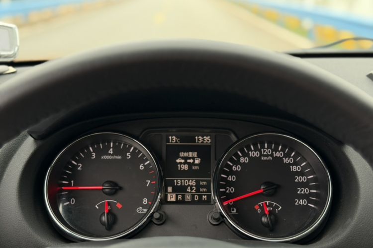 Used Nissan Qashqai 2015 2.0 XL Coolfire CVT 2WD Odometer Close Up