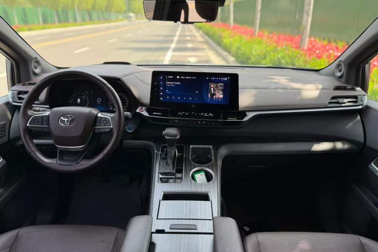 Used Toyota SIENNA 2021 2.5L Hybrid Platinum Edition Interior 1