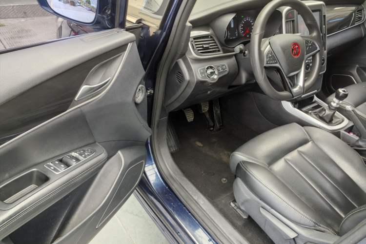 Used BYD Song MAX 2017 1.5T Manual Smart Connect Luxury 7-Seater Interior 5